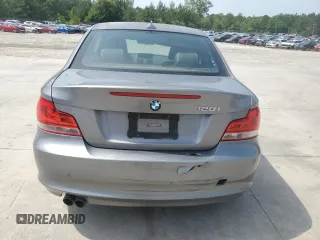 2013 BMW 1 Series 128i z VIN WBAUP9C58DVS95329, wystawiony jako Copart lot #56986015 z przebiegiem 115 518 mil mil oraz Szkoda całkowita • Salvage title. Historia ofert i sprzedaży dostępna na DreamBid. Obrazek 6.