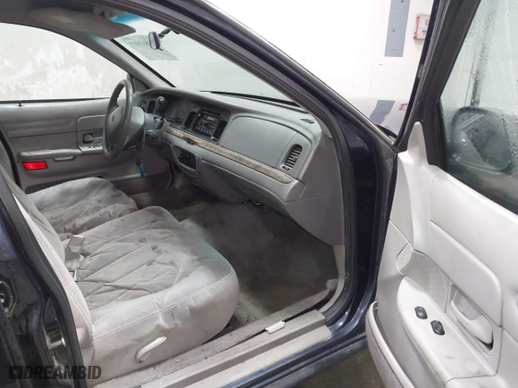 2000 Ford Crown Victoria with VIN 2FAFP73W1YX129365, listed as a IAAI auction lot 41865917 with 102,957 mi miles. Bid and sale history available at carsss.com. Image 5.