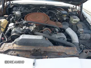 1985 Oldsmobile Toronado Custom Brougham z VIN 1G3EZ57YXFE315260, wystawiony jako IAAI lot #42051171 z przebiegiem Nie podano mil oraz . Historia ofert i sprzedaży dostępna na DreamBid. Obrazek 10.