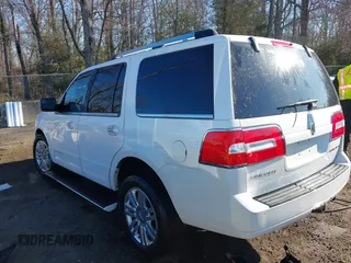 2013 Lincoln Navigator z VIN 5LMJJ2H57DEL08622, wystawiony jako IAAI lot #41759357 z przebiegiem 157 131 mil mil oraz . Historia ofert i sprzedaży dostępna na DreamBid. Obrazek 3.