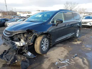 2017 Chrysler Pacifica Touring-L with VIN 2C4RC1BGXHR821249, listed as a IAAI auction lot 41295250 with 99,999 mi miles. Bid and sale history available at carsss.com. Image 16.