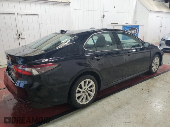 2024 Toyota Camry LE z VIN 4T1C11AK7RU221810, wystawiony jako Copart lot #57886175 z przebiegiem 31 492 mil mil oraz Czysty tytuł • Clean title. Historia ofert i sprzedaży dostępna na DreamBid. Obrazek 3.