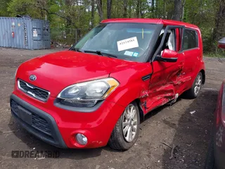 2013 Kia Soul + z VIN KNDJT2A63D7610143, wystawiony jako IAAI lot #42124581 z przebiegiem 104 155 mil mil oraz . Historia ofert i sprzedaży dostępna na DreamBid. Obrazek 2.