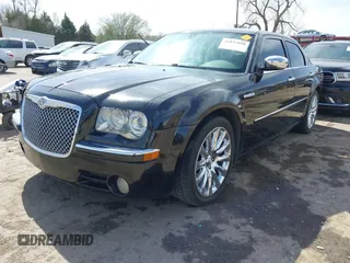 2009 Chrysler 300 C z VIN 2C3LA63T39H612810, wystawiony jako IAAI lot #41827898 z przebiegiem 76 558 mil mil oraz . Historia ofert i sprzedaży dostępna na DreamBid. Obrazek 2.