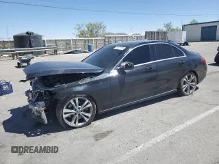 2017 Mercedes-Benz C 300 z VIN 55SWF4JBXHU233055, wystawiony jako Copart lot #55277195 z przebiegiem Nie podano mil oraz Szkoda całkowita • Salvage title. Historia ofert i sprzedaży dostępna na DreamBid. Obrazek 1.