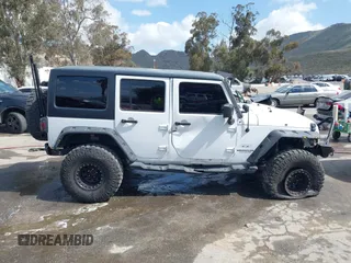 2017 Jeep Wrangler Unlimited Sahara z VIN 1C4BJWEG5HL731242, wystawiony jako IAAI lot #41891017 z przebiegiem 97 097 mil mil oraz . Historia ofert i sprzedaży dostępna na DreamBid. Obrazek 13.