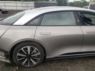 2023 Lucid Air Touring z VIN 50EA1TEA0PA001802, wystawiony jako Copart lot #66840374 z przebiegiem Nie podano mil oraz Szkody całkowita. Historia ofert i sprzedaży dostępna na DreamBid. Obrazek 10.