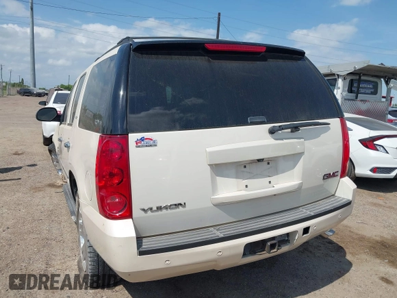 2013 GMC Yukon SLT with VIN 1GKS1CE0XDR276496, listed as a IAAI auction lot 42036042 with 157,047 mi miles. Bid and sale history available at carsss.com. Image 3.