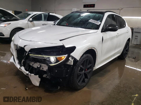 2020 Alfa Romeo Stelvio Ti z VIN ZASPAKBN4L7C74496, wystawiony jako Copart lot #43208305 z przebiegiem 71 269 mil mil oraz Szkoda całkowita • Salvage title. Historia ofert i sprzedaży dostępna na DreamBid. Obrazek 1.