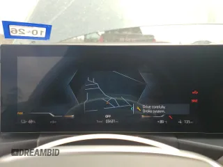2025 BMW i4 eDrive40 z VIN WBY23HD06SFT99682, wystawiony jako Copart lot #55435735 z przebiegiem 3431 mil mil oraz Szkody całkowita. Historia ofert i sprzedaży dostępna na DreamBid. Obrazek 9.