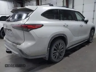 2022 Toyota Highlander Platinum z VIN 5TDFZRBH5NS203414, wystawiony jako IAAI lot #41376200 z przebiegiem 40 876 mil mil oraz . Historia ofert i sprzedaży dostępna na DreamBid. Obrazek 4.