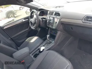 2024 Volkswagen Tiguan SE R-Line Black z VIN 3VVCB7AX5RM053896, wystawiony jako IAAI lot #41883670 z przebiegiem 11 239 mil mil oraz . Historia ofert i sprzedaży dostępna na DreamBid. Obrazek 5.