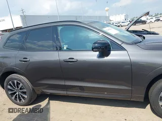 2025 Volvo XC60 Plus z VIN YV4M12RC0S1172417, wystawiony jako IAAI lot #42438854 z przebiegiem 2 853 mil mil oraz . Historia ofert i sprzedaży dostępna na DreamBid. Obrazek 13.