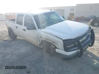 2006 Chevrolet Silverado 1500 LT1 with VIN 2GCEK13T861144372, listed as a IAAI auction lot 41564008 with 295,445 mi miles. Bid and sale history available at carsss.com. Image 1.
