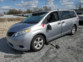 2013 Toyota Sienna L z VIN 5TDZK3DC2DS354841, wystawiony jako Copart lot #45962385 z przebiegiem 134 038 mil mil oraz Szkoda całkowita • Salvage title. Historia ofert i sprzedaży dostępna na DreamBid. Obrazek 1.