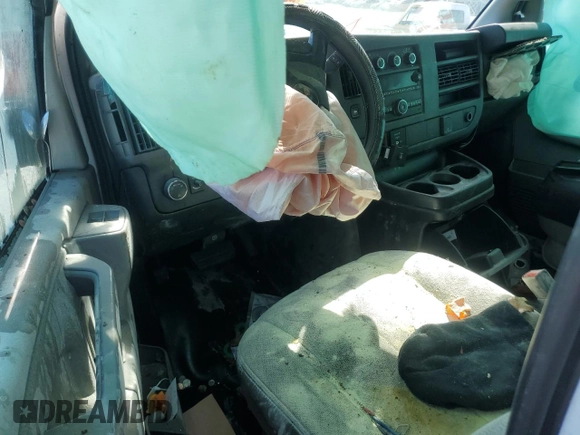 2016 GMC Savana Cargo z VIN 1GTW7AFF9G1902240, wystawiony jako Copart lot #48993415 z przebiegiem Nie podano mil oraz Szkoda całkowita • Salvage title. Historia ofert i sprzedaży dostępna na DreamBid. Obrazek 8.
