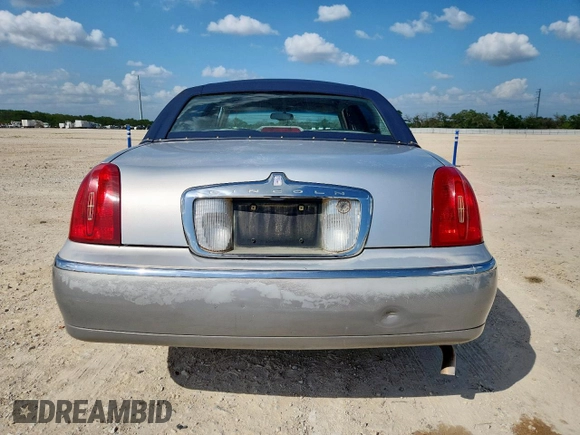 2000 Lincoln Town Car Signature with VIN 1LNHM82W9YY774120, listed as a Copart auction lot 59328725 with 137,910 mi miles and Salvage title. Bid and sale history available at DreamBid. Image 6.