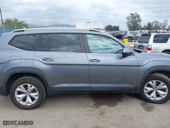 2018 Volkswagen Atlas 3.6L V6 SE with VIN 1V2LR2CA4JC560878, listed as a IAAI auction lot 42064189 with 142,834 mi miles. Bid and sale history available at carsss.com. Image 13.