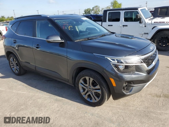 2023 Kia Seltos S z VIN KNDEU2AA1P7394185, wystawiony jako Copart lot #56978355 z przebiegiem 48 202 mil mil oraz Szkoda całkowita • Salvage title. Historia ofert i sprzedaży dostępna na DreamBid. Obrazek 4.