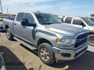 2024 Ram 2500 Big Horn z VIN 3C6UR5DL0RG314000, wystawiony jako IAAI lot #42843264 z przebiegiem 70 381 mil mil oraz . Historia ofert i sprzedaży dostępna na DreamBid. Obrazek 1.