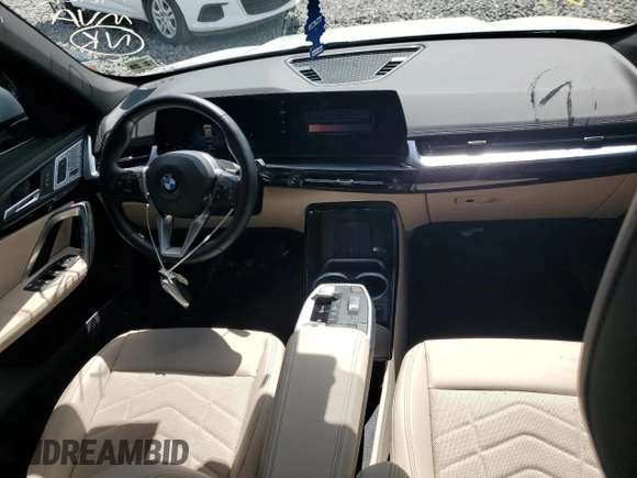 2024 BMW X1 xDrive28i z VIN WBX73EF05R5Y30843, wystawiony jako Copart lot #51692185 z przebiegiem 8 573 mil mil oraz Szkoda całkowita • Salvage title. Historia ofert i sprzedaży dostępna na DreamBid. Obrazek 8.