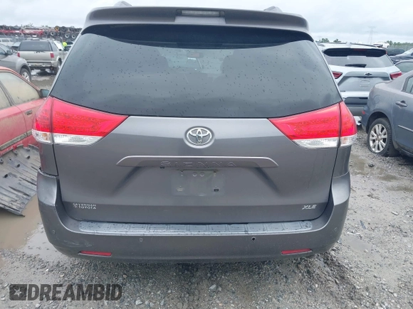 2011 Toyota Sienna XLE AAS z VIN 5TDYK3DC9BS114078, wystawiony jako IAAI lot #42434853 z przebiegiem 301 384 mil mil oraz . Historia ofert i sprzedaży dostępna na DreamBid. Obrazek 15.