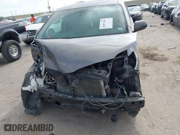 2019 Toyota Sienna XLE Auto Access Seat with VIN 5TDYZ3DC4KS015406, listed as a IAAI auction lot 42067648 with 81,070 mi miles. Bid and sale history available at carsss.com. Image 6.