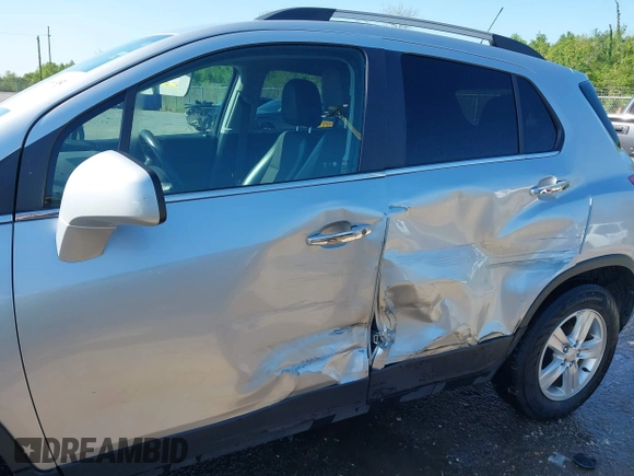 2020 Chevrolet Trax LT with VIN KL7CJLSBXLB039596, listed as a IAAI auction lot 41986195 with 25,538 mi miles and . Bid and sale history available at DreamBid. Image 6.