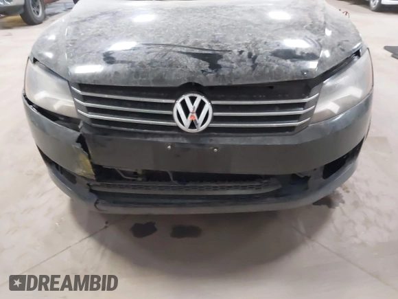 2013 Volkswagen Passat SE z VIN 1VWBH7A38DC085268, wystawiony jako IAAI lot #41811430 z przebiegiem 155 813 mil mil oraz . Historia ofert i sprzedaży dostępna na DreamBid. Obrazek 6.
