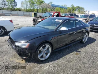 2013 Audi S5 Premium Plus z VIN WAUCGAFR9DA072333, wystawiony jako Copart lot #52489985 z przebiegiem 104 663 mil mil oraz Szkody całkowita. Historia ofert i sprzedaży dostępna na DreamBid. Obrazek 1.