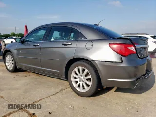 2013 Chrysler 200 Touring z VIN 1C3CCBBB5DN558082, wystawiony jako Copart lot #55348835 z przebiegiem 154 329 mil mil oraz Szkoda całkowita • Salvage title. Historia ofert i sprzedaży dostępna na DreamBid. Obrazek 2.