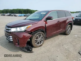 2018 Toyota Highlander SE z VIN 5TDJZRFH8JS810535, wystawiony jako Copart lot #59584825 z przebiegiem 64 341 mil mil oraz Szkoda całkowita • Salvage title. Historia ofert i sprzedaży dostępna na DreamBid. Obrazek 1.