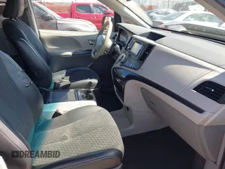 2013 Toyota Sienna SE с VIN 5TDXK3DC7DS287161, выставлен на аукционе IAAI как лот 42249232 с пробегом 168 307 миль миль и . История ставок и продаж доступна на DreamBid. Изображение 5.