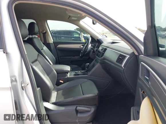 2018 Volkswagen Atlas SE with VIN 1V2KR2CA7JC546436, listed as a IAAI auction lot 41739327 with 123,916 mi miles and . Bid and sale history available at DreamBid. Image 5.