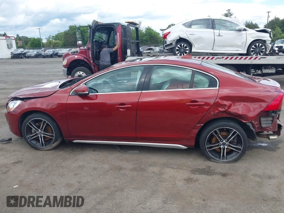 2013 Volvo S60 T6 R-Design Platinum z VIN YV1902FH1D2176480, wystawiony jako IAAI lot #42329476 z przebiegiem 142 808 mil mil oraz . Historia ofert i sprzedaży dostępna na DreamBid. Obrazek 15.
