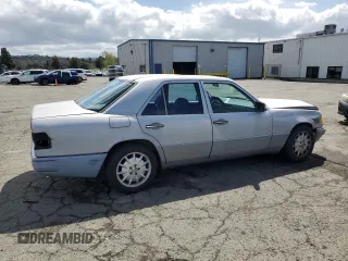 1995 Mercedes-Benz E Class with VIN WDBEB31E8SC246323, listed as a Copart auction lot 51137275 with 203,096 mi miles and Salvage Title. Bid and sale history available at carsss.com. Image 3.