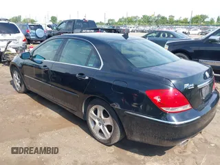 2006 Acura RL z VIN JH4KB16536C012211, wystawiony jako IAAI lot #42698313 z przebiegiem 229 622 mil mil oraz . Historia ofert i sprzedaży dostępna na DreamBid. Obrazek 3.