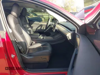 2022 Tesla Model Y Performance z VIN 7SAYGDEF0NF518740, wystawiony jako IAAI lot #41785358 z przebiegiem 50 692 mil mil oraz . Historia ofert i sprzedaży dostępna na DreamBid. Obrazek 5.