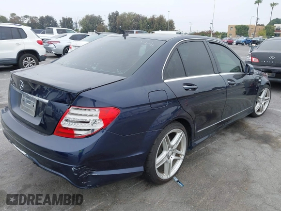 2013 Mercedes-Benz C 250 Sport z VIN WDDGF4HB6DR255558, wystawiony jako IAAI lot #42468034 z przebiegiem 201 462 mil mil oraz . Historia ofert i sprzedaży dostępna na DreamBid. Obrazek 4.