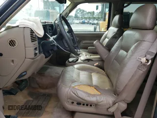 1998 Chevrolet Tahoe z VIN 1GNEK13R7WJ348565, wystawiony jako Copart lot #53375725 z przebiegiem 176 919 mil mil oraz Szkoda całkowita • Salvage title. Historia ofert i sprzedaży dostępna na DreamBid. Obrazek 7.