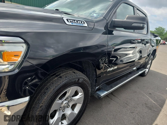 2023 Ram 1500 Big Horn z VIN 1C6RRFFG0PN574736, wystawiony jako IAAI lot #42832753 z przebiegiem 110 691 mil mil oraz . Historia ofert i sprzedaży dostępna na DreamBid. Obrazek 6.