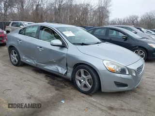2013 Volvo S60 T5 Premier z VIN YV1612FS3D2193289, wystawiony jako IAAI lot #41534227 z przebiegiem 117 152 mil mil oraz . Historia ofert i sprzedaży dostępna na DreamBid. Obrazek 1.