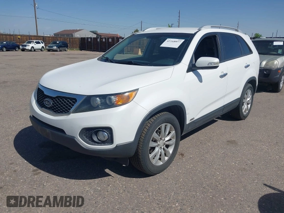 2011 Kia Sorento EX z VIN 5XYKUDA29BG090671, wystawiony jako IAAI lot #42268857 z przebiegiem 146 770 mil mil oraz . Historia ofert i sprzedaży dostępna na DreamBid. Obrazek 2.