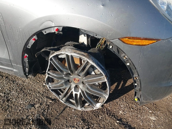 2013 Porsche Cayenne S с VIN WP1AB2A28DLA86543, выставлен на аукционе IAAI как лот 41764426 с пробегом 105 814 миль миль и . История ставок и продаж доступна на DreamBid. Изображение 6.