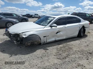 2012 BMW 7 Series 740Li z VIN WBAKB4C56CC575981, wystawiony jako Copart lot #56058925 z przebiegiem 127 708 mil mil oraz Szkoda całkowita • Salvage title. Historia ofert i sprzedaży dostępna na DreamBid. Obrazek 1.