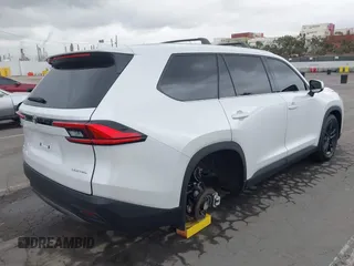 2024 Toyota Highlander XLE z VIN 5TDAAAB50RS068275, wystawiony jako IAAI lot #42437588 z przebiegiem 5 878 mil mil oraz . Historia ofert i sprzedaży dostępna na DreamBid. Obrazek 4.