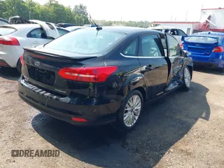 2018 Ford Focus Titanium z VIN 1FADP3J22JL220986, wystawiony jako IAAI lot #42410253 z przebiegiem 40 791 mil mil oraz . Historia ofert i sprzedaży dostępna na DreamBid. Obrazek 4.