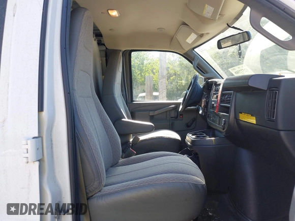 2018 Chevrolet Express Cargo with VIN 1GCWGAFPXJ1174685, listed as a IAAI auction lot 42577588 with 54,673 mi miles and . Bid and sale history available at DreamBid. Image 5.