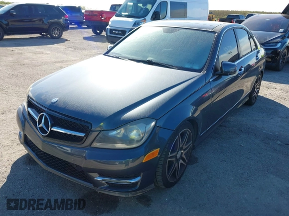 2013 Mercedes-Benz C 250 Sport z VIN WDDGF4HB8DA836820, wystawiony jako IAAI lot #40713290 z przebiegiem Nie podano mil oraz . Historia ofert i sprzedaży dostępna na DreamBid. Obrazek 2.