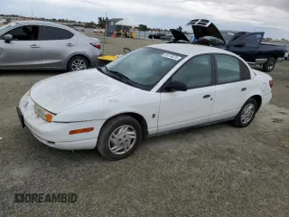 2001 Saturn SL z VIN 1G8ZF52891Z237485, wystawiony jako Copart lot #76174574 z przebiegiem 130 525 mil mil oraz Szkody całkowita. Historia ofert i sprzedaży dostępna na DreamBid. Obrazek 1.